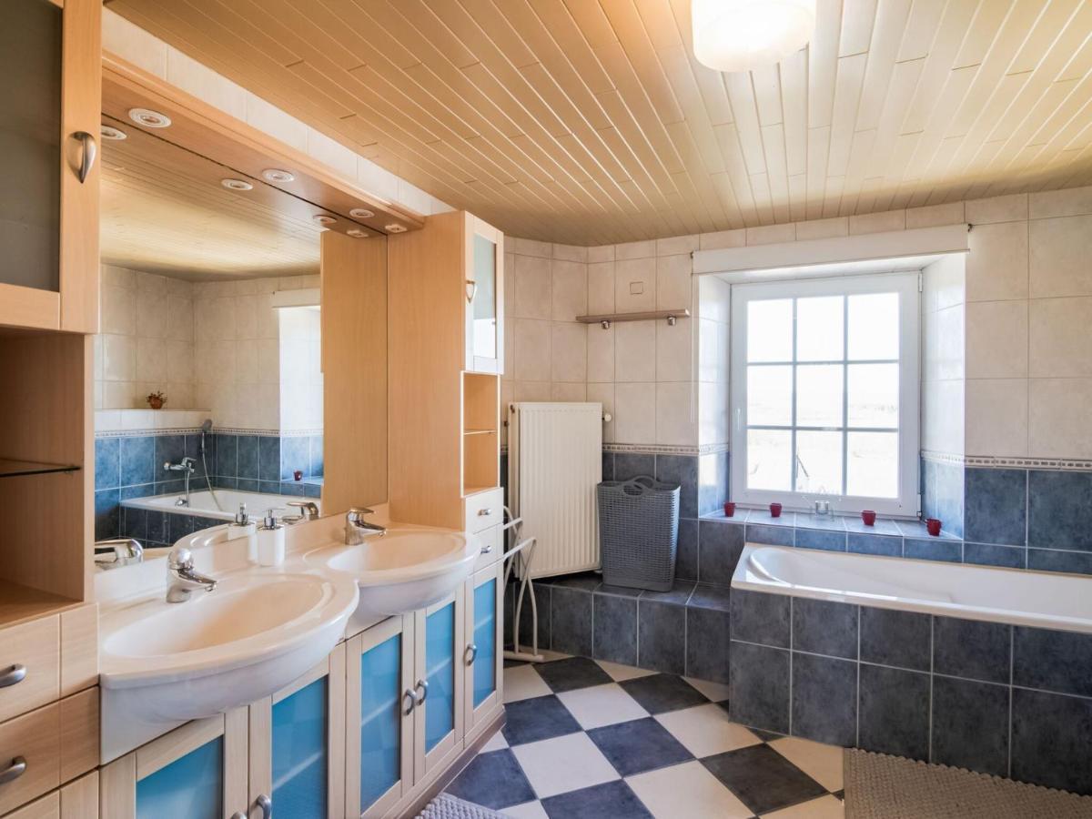 Pretty Farmhouse In Houffalize With Courtyard エクステリア 写真